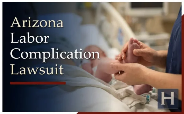 Un adulto sostiene con delicadeza los pies de un recién nacido en un entorno médico, lo que plantea una serie de preguntas para un abogado especializado en complicaciones durante el parto en Arizona.