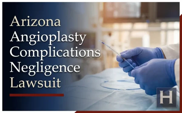 Un profesional de la salud, con guantes azules, examina un catéter médico, lo que refleja los intrincados detalles que un abogado especializado en negligencia por complicaciones de angioplastias en Arizona analiza para proteger los derechos de los pacientes.
