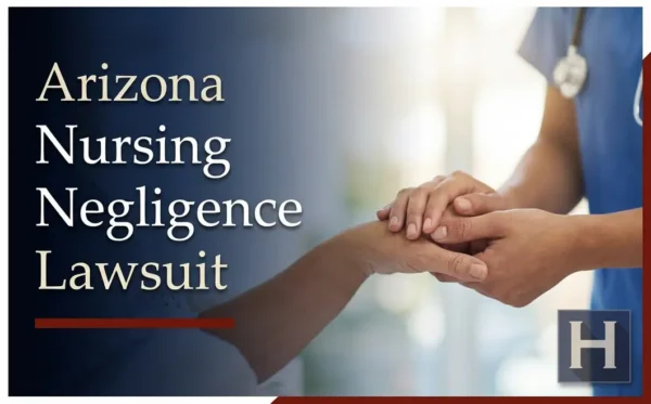 Una enfermera consuela a un paciente tomándole de la mano, lo que pone de relieve la importancia de contar con un abogado especializado en negligencia de enfermería en Arizona ante posibles errores médicos.