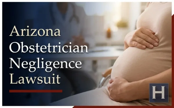 Una mujer embarazada se acaricia suavemente el vientre, con un médico difuminado al fondo, lo que ilustra las preocupaciones que aborda un abogado especializado en negligencia obstétrica de Arizona.