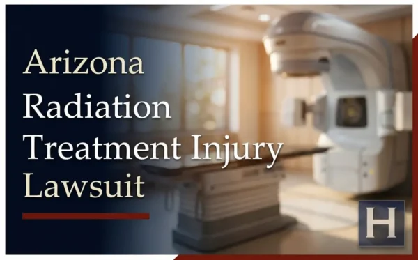 Una sala clínica equipada con un aparato de radioterapia y una camilla de tratamiento está lista para su uso, lo que refleja la labor de un abogado especializado en lesiones por radioterapia en Arizona que brinda asistencia en casos de posibles errores.