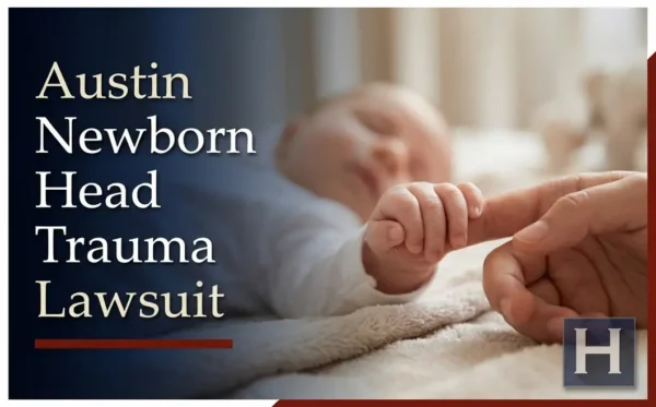 La manita de un bebé recién nacido se aferra al dedo de un adulto, lo que reconforta al pequeño y pone de manifiesto la necesidad de contar con un abogado especializado en traumatismos craneales en recién nacidos en Austin.