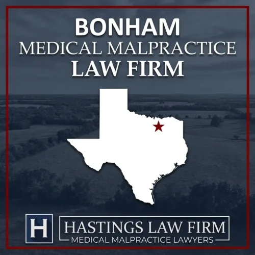 Los mejores abogados de negligencia médica en Bonham Texas Una escena de paisaje de Bonham Texas. Una estrella roja señala el lugar donde los abogados locales de negligencia médica han ayudado a los pacientes lesionados. Logo The Hastings Law Firm aparece en la parte inferior.