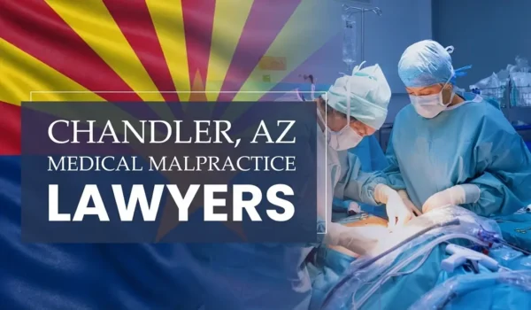 La bandera del estado de Arizona se integra en un entorno sanitario de Chandler donde se ha producido un caso de negligencia médica, lo que ilustra la necesidad de contar con abogados especializados en negligencia médica para ayudar a los pacientes que han sufrido daños a manos de profesionales médicos y centros de salud.