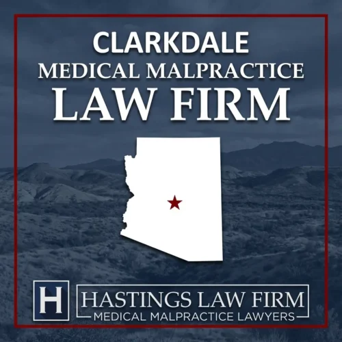 Los mejores abogados especializados en negligencia médica en Clarkdale, Arizona Una vista panorámica de Clarkdale, Arizona. Una estrella roja señala el lugar donde los abogados locales especializados en negligencia médica han ayudado a pacientes lesionados. El logotipo de Hastings Law Firm aparece en la parte inferior.