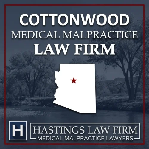 Los mejores abogados especializados en negligencia médica en Cottonwood, Arizona Una vista panorámica de Cottonwood, Arizona. Una estrella roja señala el lugar donde los abogados locales especializados en negligencia médica han ayudado a pacientes lesionados. El logotipo de Hastings Law Firm aparece en la parte inferior.