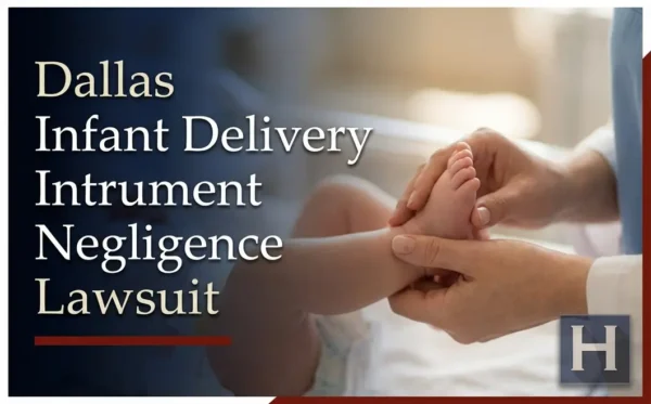 Un profesional médico sujeta con delicadeza los pies de un bebé, lo que pone de relieve posibles motivos de preocupación relacionados con la negligencia en el uso de instrumentos durante el parto que un abogado de Dallas puede investigar.