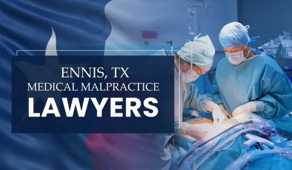 La bandera del Estado de Texas se mezcla con un entorno sanitario de Ennis en el que se ha producido una negligencia médica, lo que representa la necesidad de que los abogados especializados en negligencias médicas ayuden a los pacientes perjudicados por los profesionales médicos y los centros sanitarios.