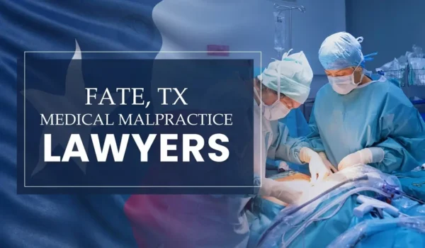 La bandera del Estado de Texas se funde en un entorno sanitario de Fate en el que se ha producido una negligencia médica, lo que representa la necesidad de que los abogados especializados en negligencias médicas ayuden a los pacientes perjudicados por los profesionales médicos y los centros sanitarios.