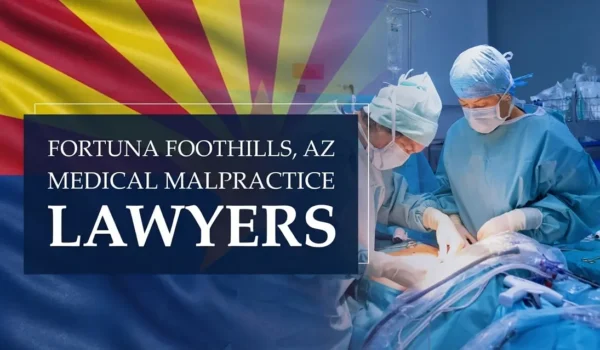 La bandera del estado de Arizona se integra en un entorno sanitario de Fortuna Foothills, donde se ha producido un caso de negligencia médica, lo que pone de manifiesto la necesidad de contar con abogados especializados en negligencia médica para ayudar a los pacientes que han sufrido daños a manos de profesionales médicos y centros de salud.