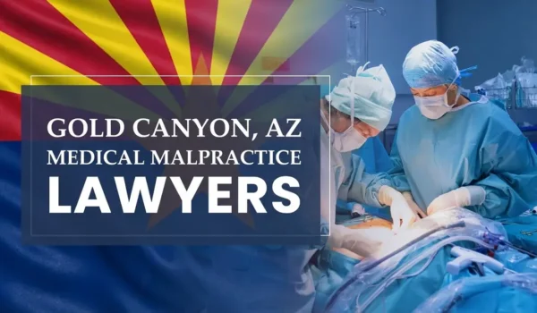 La bandera del estado de Arizona se integra en un entorno sanitario de Gold Canyon donde se ha producido un caso de negligencia médica, lo que ilustra la necesidad de contar con abogados especializados en negligencia médica para ayudar a los pacientes que han sufrido daños a manos de profesionales médicos y centros de salud.