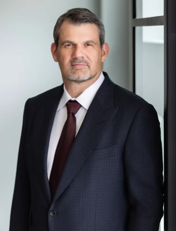 Tommy Hastings, abogado litigante especializado en lesiones personales, de pie fuera de la sala antes de que comience un caso de litigio médico.