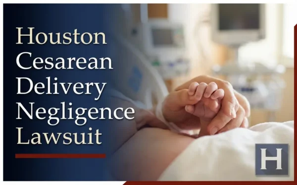 La diminuta mano de un recién nacido se aferra al dedo de un adulto en un entorno hospitalario, lo que refleja la delicada naturaleza de los casos que maneja un abogado especializado en negligencia en partos por cesárea en Houston.