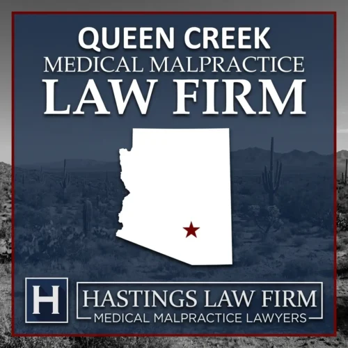 Los mejores abogados especializados en negligencia médica en Queen Creek, Arizona Una vista panorámica de Queen Creek, Arizona. Una estrella roja señala el lugar donde los abogados locales especializados en negligencia médica han ayudado a pacientes lesionados. El logotipo de Hastings Law Firm aparece en la parte inferior.