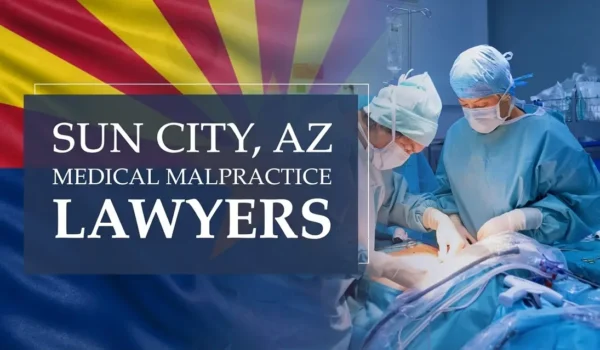 La bandera del estado de Arizona se integra en un entorno sanitario de Sun City donde se ha producido un caso de negligencia médica, lo que ilustra la necesidad de contar con abogados especializados en negligencia médica para ayudar a los pacientes que han sufrido daños a manos de profesionales médicos y centros de salud.