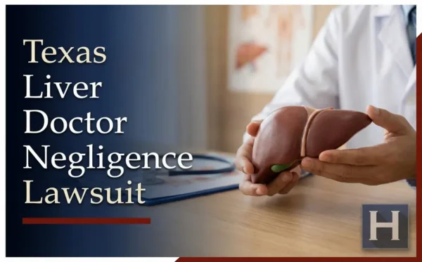 Un profesional médico de Texas sostiene un modelo de hígado, lo que ilustra un posible caso de negligencia médica por parte de un hepatólogo que un abogado podría investigar.