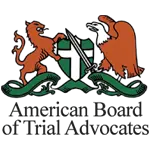 El logotipo de la American Board of Trial Advocates del miembro Tommy Hastings.